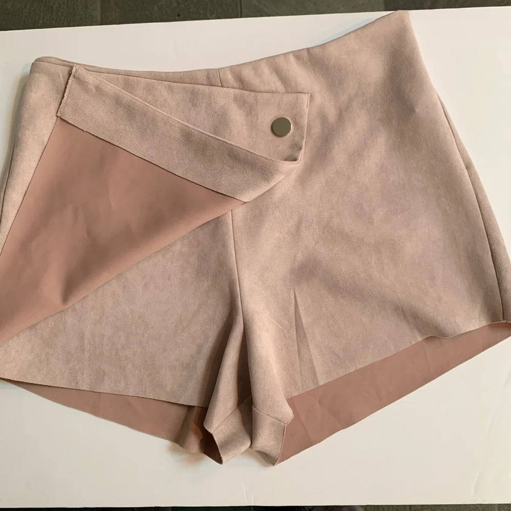 Charlotte Russe stretchy faux suede beige blush skort Size Large